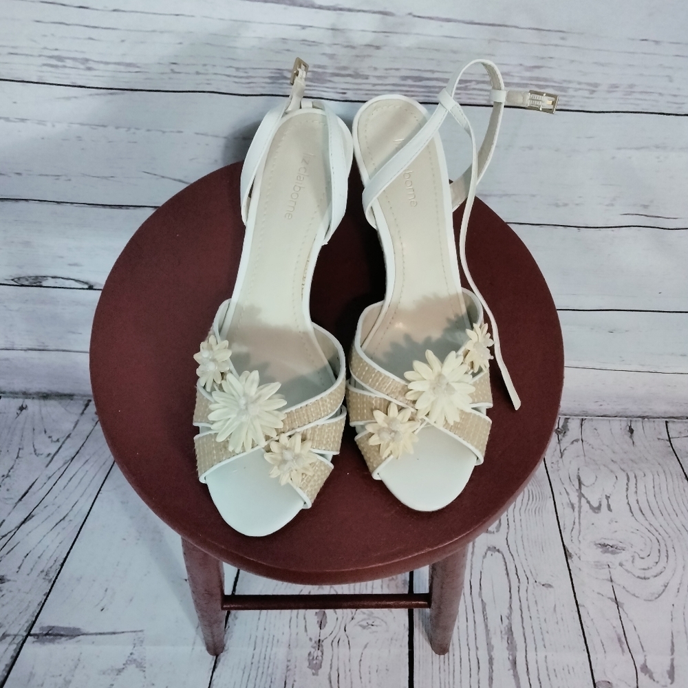 Pre-owned . "Liz Claiborne" woman's sandals.